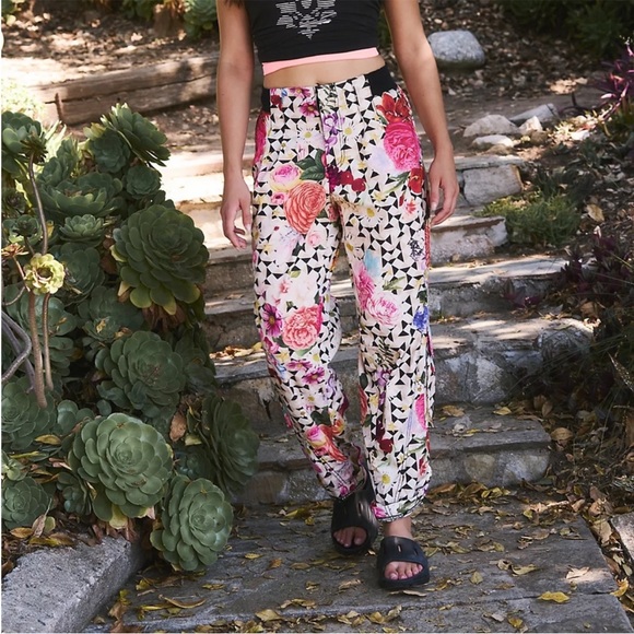 NWT Free People Mesmerize me floral cargo pants - Picture 5 of 5